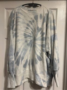 Abercrombie & Fitch Light Blue and White Spiral Tie-Dye Crewneck Sweatshirt